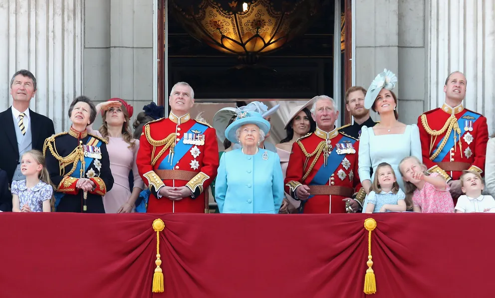 La famille royale regarde le défilé aérien pendant l'événement Trooping The Colour, le 9 juin 2018, à Londres, en Angleterre. | Source : Chris Jackson/Getty Images