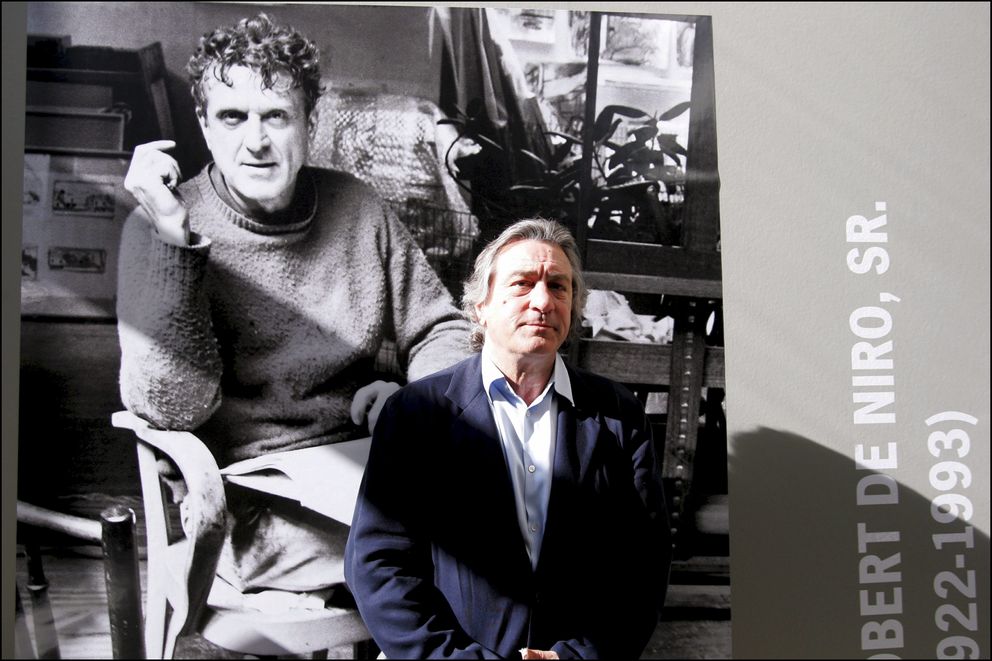Robert De Niro pose à côté d'un portrait de son père Robert Sr dans une exposition de Robert De Niro Sr - peintures à La Piscine à Roubaix, France le 18 juin 2005 | Source : Getty Images
