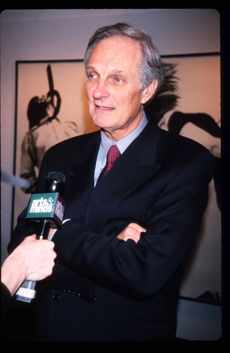 Alan Alda assiste à la première de "Art" à New York le 1er mars 1998 | Photo : Getty Images