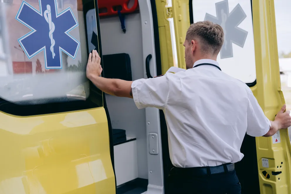 Un paramédico cerrando las puertas de una ambulancia. | Foto: Pexels