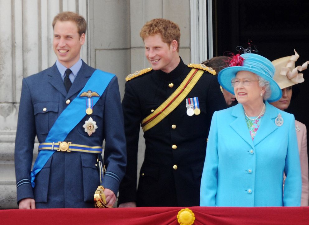 Le prince William, le prince Harry et la reine Elizabeth II regardant un défilé aérien depuis le balcon du palais de Buckingham lors du Trooping The Colour, le 13 juin 2008 à Londres, en Angleterre. │Source : Getty Images