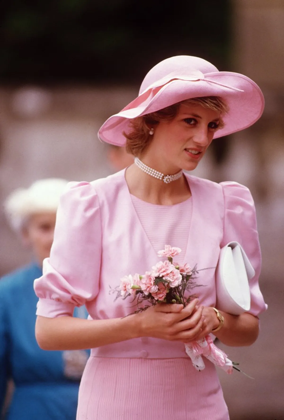 Prinzessin Diana in einem Rosa-Ensemble mit Hut | Quelle: Getty Images