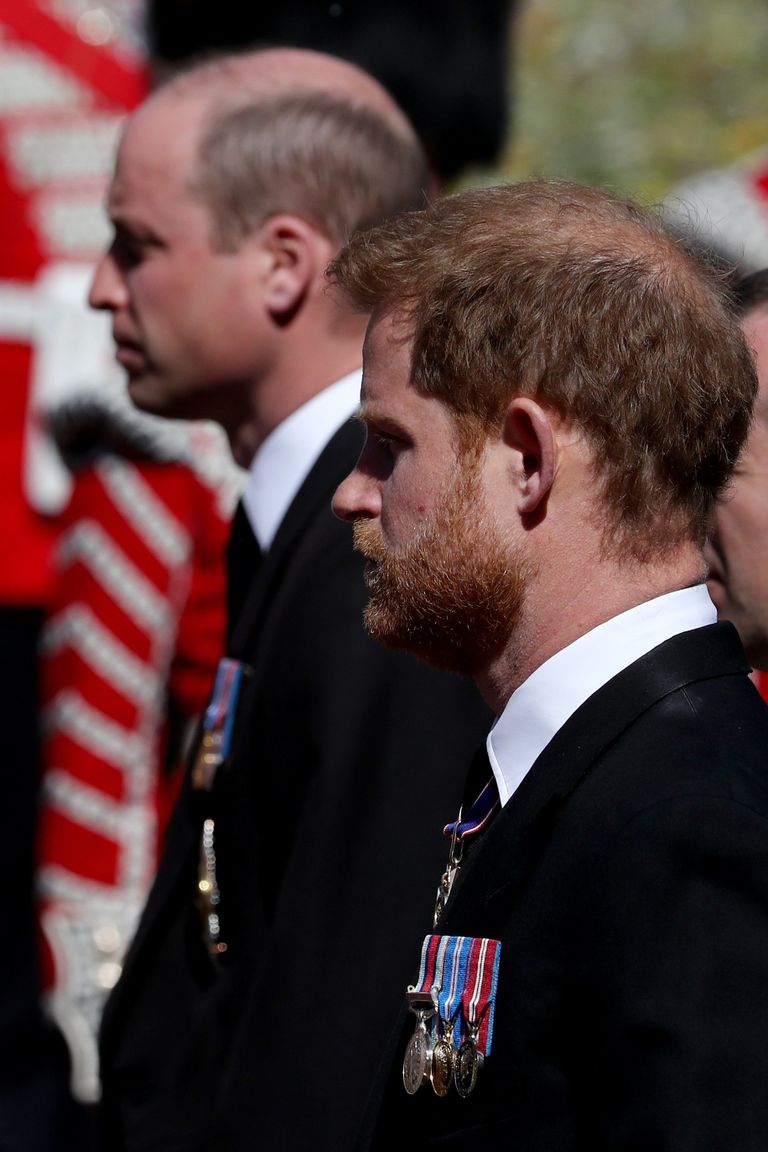 El príncipe William y el príncipe Harry durante el funeral del príncipe Philip en el Castillo de Windsor, el 17 de abril de 2021 en Windsor, Inglaterra. | Foto: Getty Images