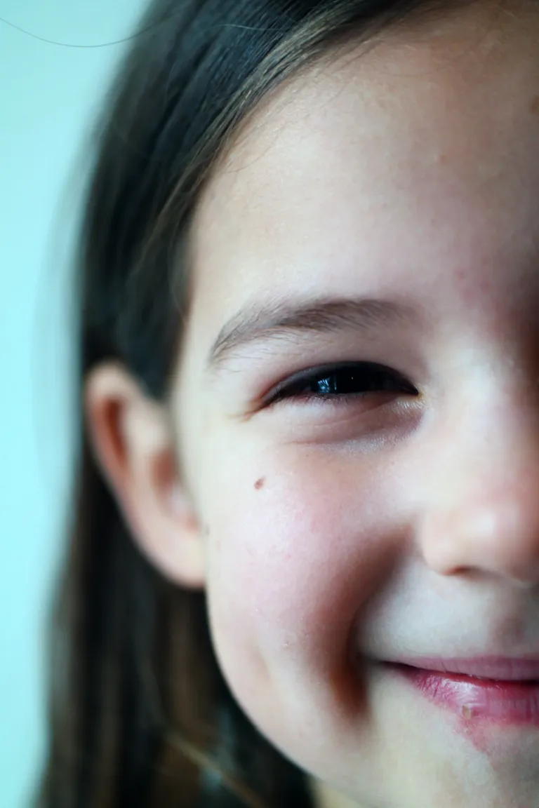 Una niña con su rostro sonriente. | Foto: Pexels