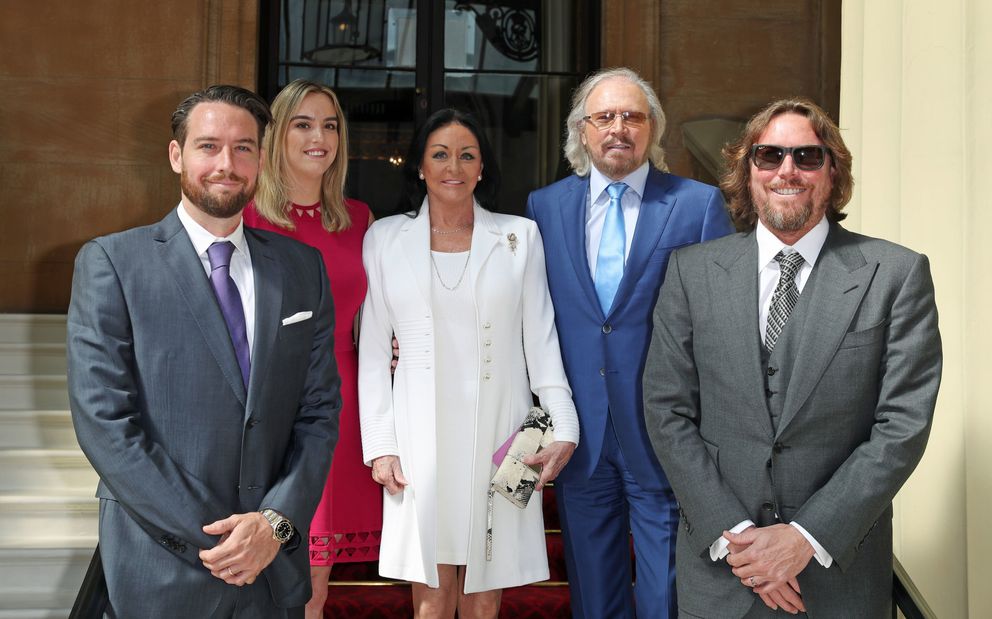 Barry Gibb et Linda Gray avec leurs enfants Michael, Alexandra et Ashley à Londres en 2018. | Source : Getty Images 