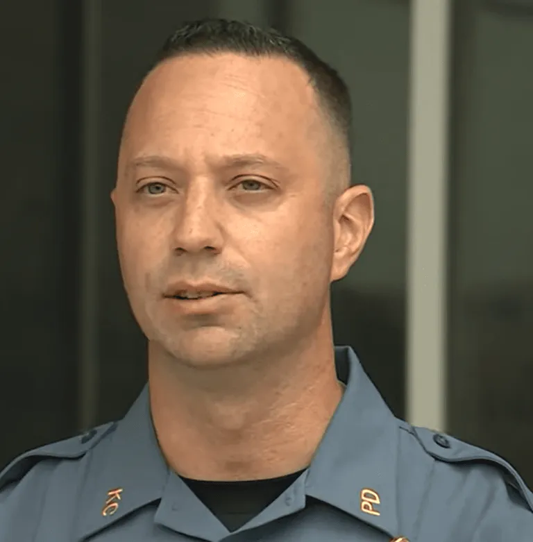 Sergent de police Jake Becchina. | Source : youtube.com/WJHL