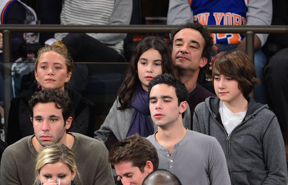 Mary-Kate Olsen con Olivier Sarkozy y sus hijos durante el partido Dallas Mavericks vs New York Knicks en el Madison Square Garden, el 9 de noviembre de 2012 en Nueva York. | Foto: Getty Images