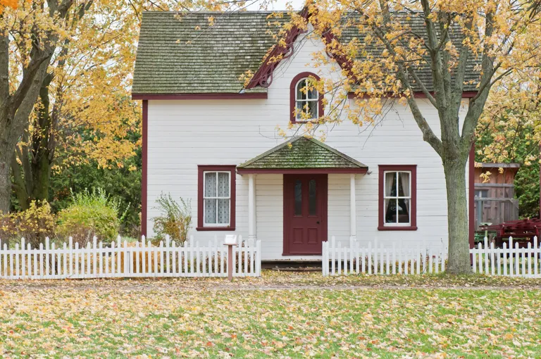 Parte frontal de una casa rodeada de vegetación. | Foto: Pexels