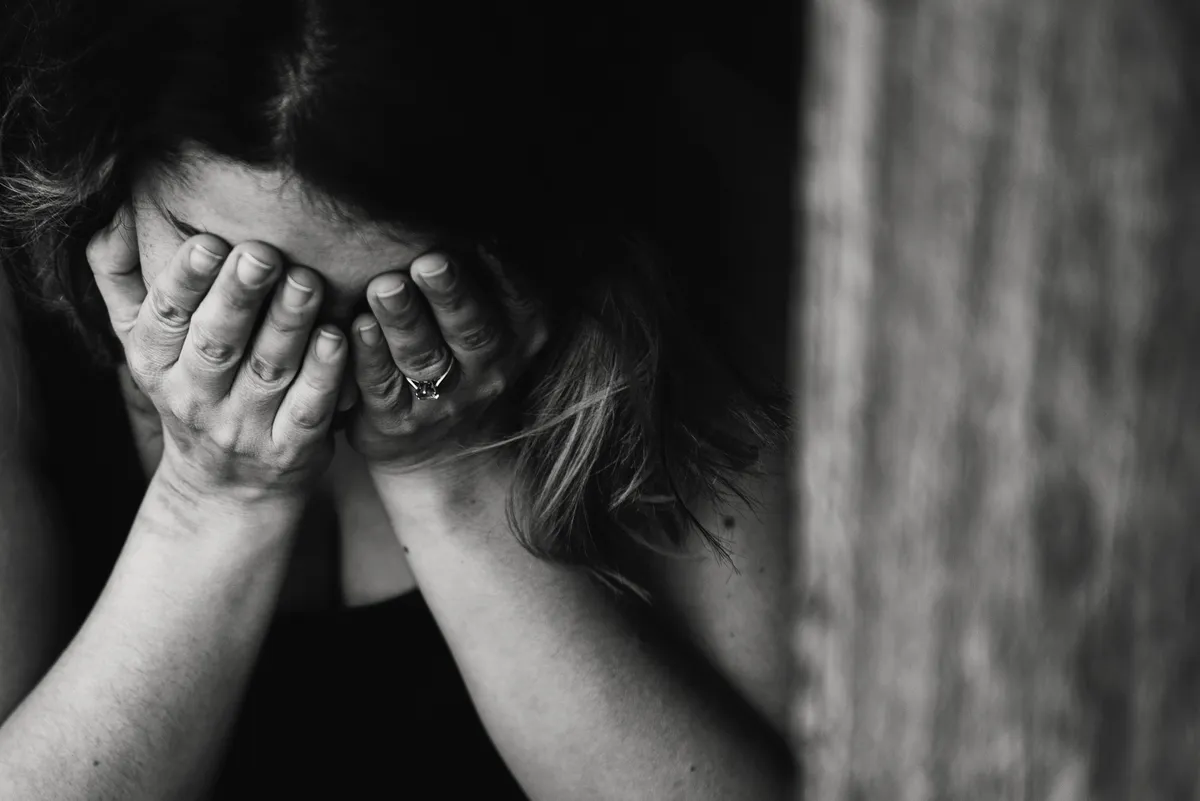 Eine ängstliche Frau. | Quelle: Pexels/Kat Jayne