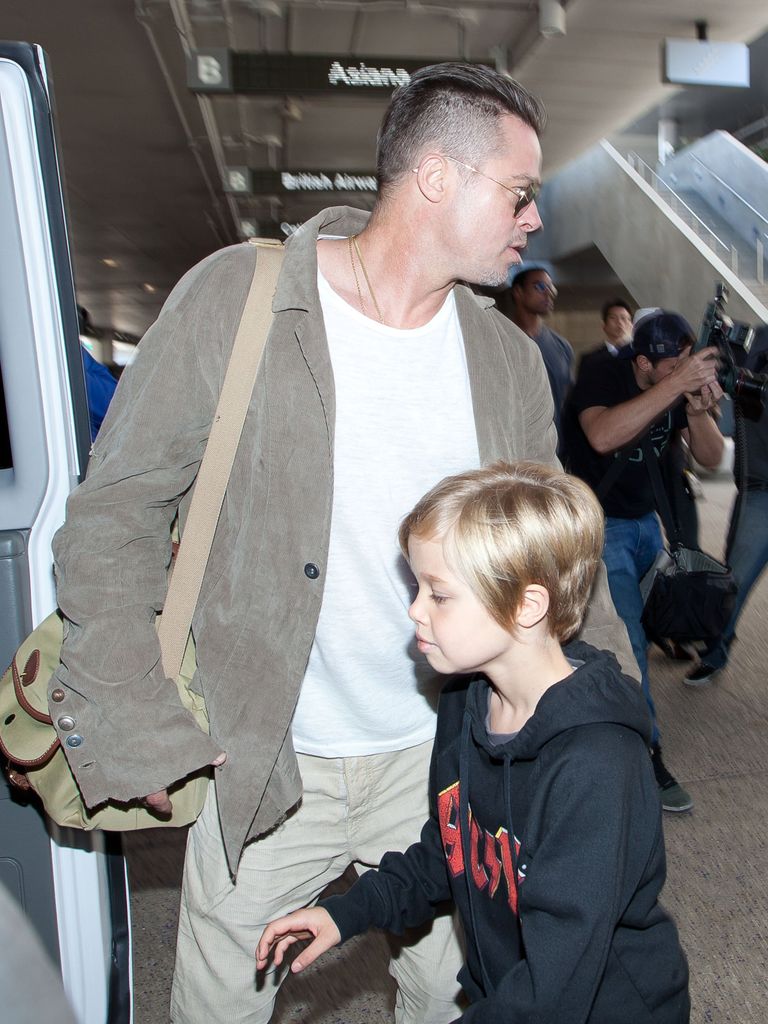 Brad Pitt y Shiloh Jolie-Pitt en el Aeropuerto Internacional de Los Ángeles, el 5 de febrero de 2014 en Los Ángeles, California. | Foto: Getty Images