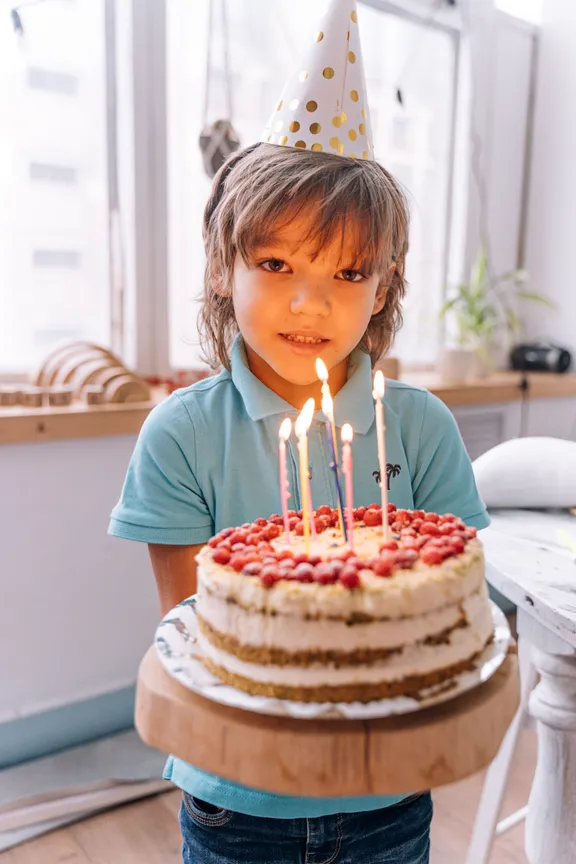 Un niño sosteniendo un pastel de cumpleaños. | Foto: Pexels