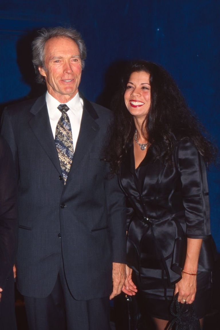 Clint Eastwood y Dina Ruiz el 9 de septiembre de 1995 en París, Francia. | Foto: Getty Images