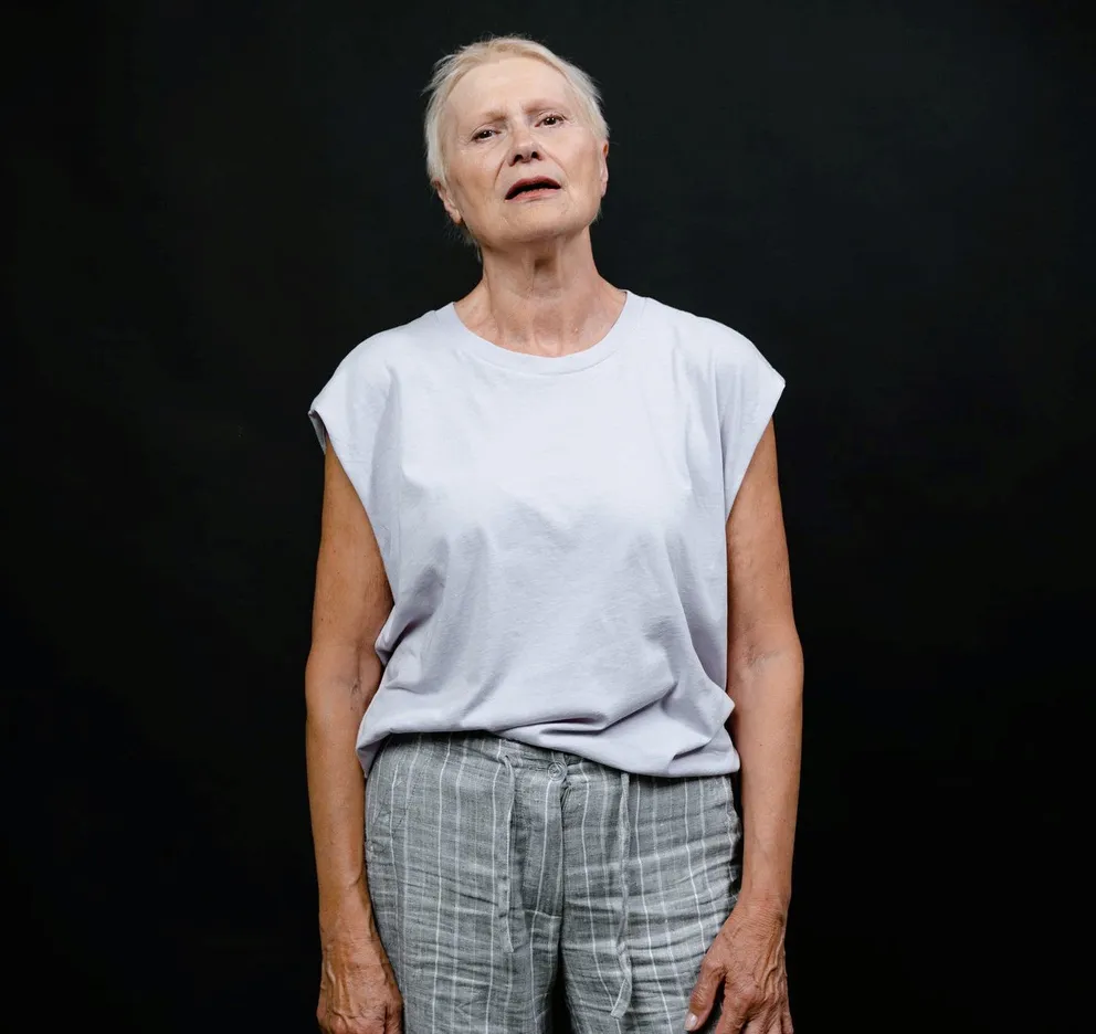 Anciana con rostro desconcertado. | Foto: Unsplash