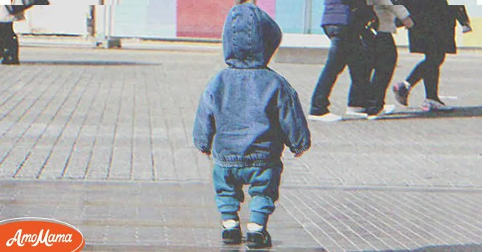 Un jour, un petit garçon a été laissé seul dans la rue, confus et en pleurs, sans aucune surveillance d'un adulte. | Source : Shutterstock.com