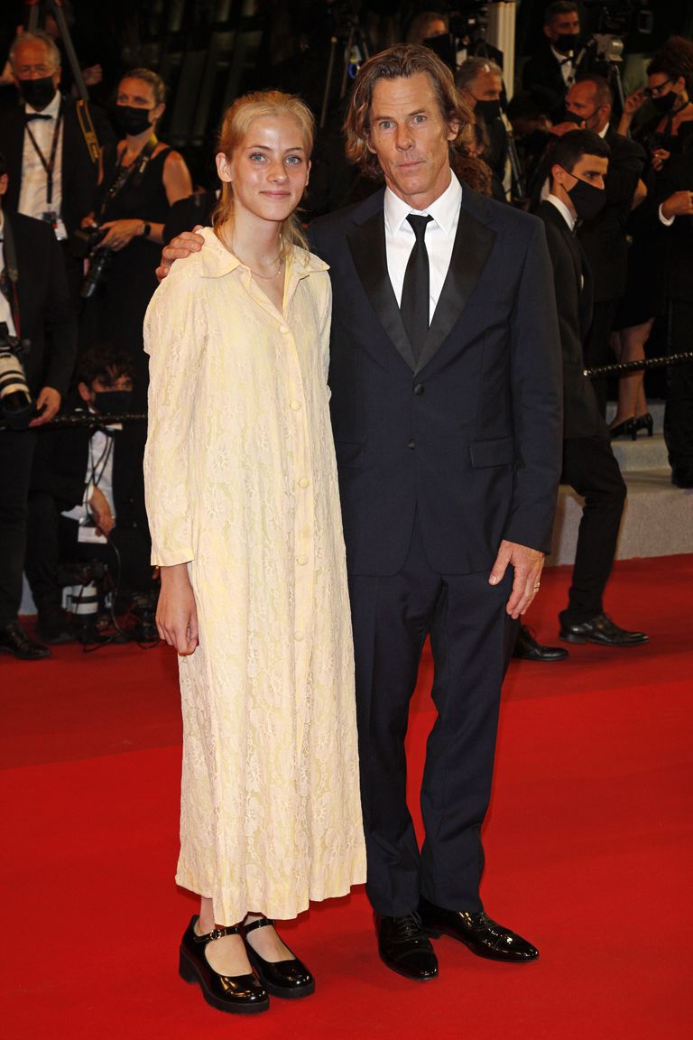 Danny Moder et sa fille Hazel Moder assistent à la première du film "Le Jour du drapeau" lors du 74e Festival de Cannes, au Palais des Festivals de Cannes, France | Source : Getty Images