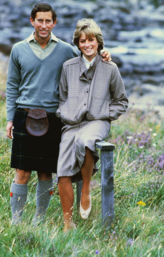 El príncipe Charles y la princesa Diana posando juntos en Balmoral en 1981 en Balmoral, Escocia.┃Foto: Getty Images