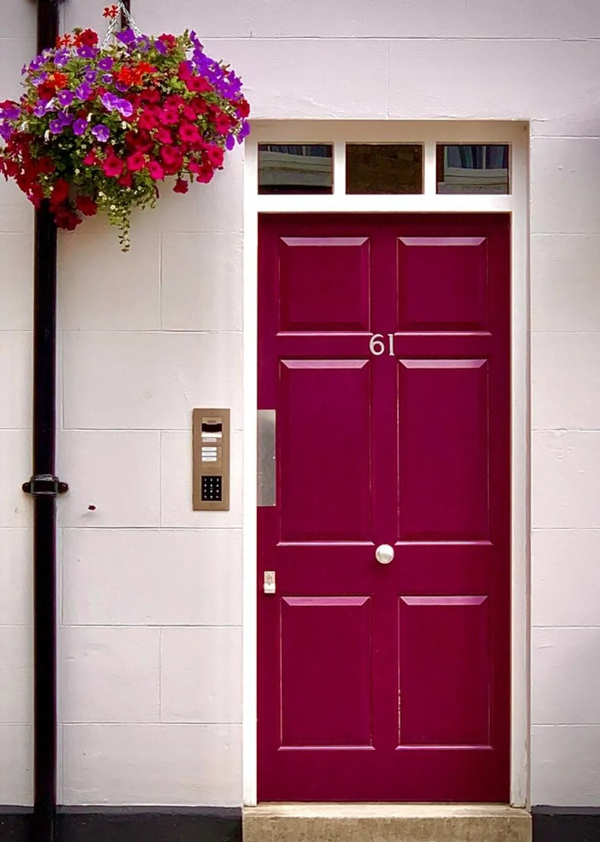 Fachada de una vivienda con una puerta roja y un intercomunicador. | Foto: Unsplash