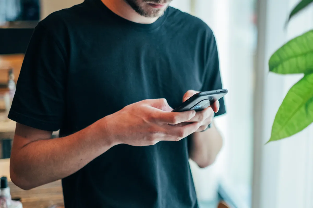 Quelqu'un tenant un téléphone. | Photo : Unsplash