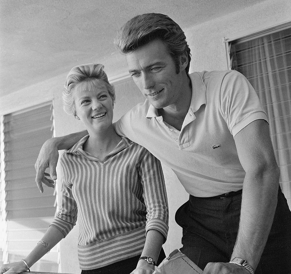 Clint Eastwood en casa con su esposa, Maggie Johnson, 1 de octubre de 1959. | Foto: Getty Images