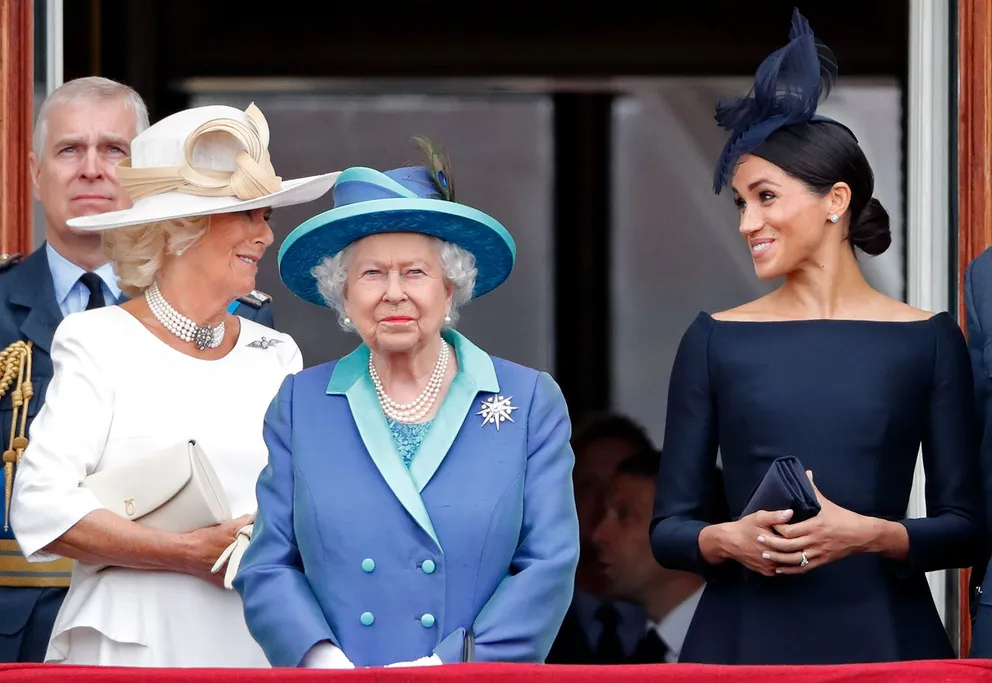 La duchesse Camilla, la reine Elizabeth II et la duchesse Meghan marquent le centenaire de la Royal Air Force, le 10 juillet 2018, à Londres, en Angleterre. | Source : Max Mumby/Indigo/Getty Images