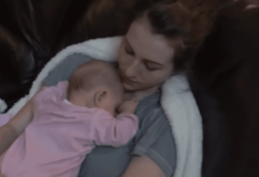 Alyssa Galios tenant dans ses bras sa petite fille de 7 mois, Austin. │Source : youtube.com/Alyssa Galios