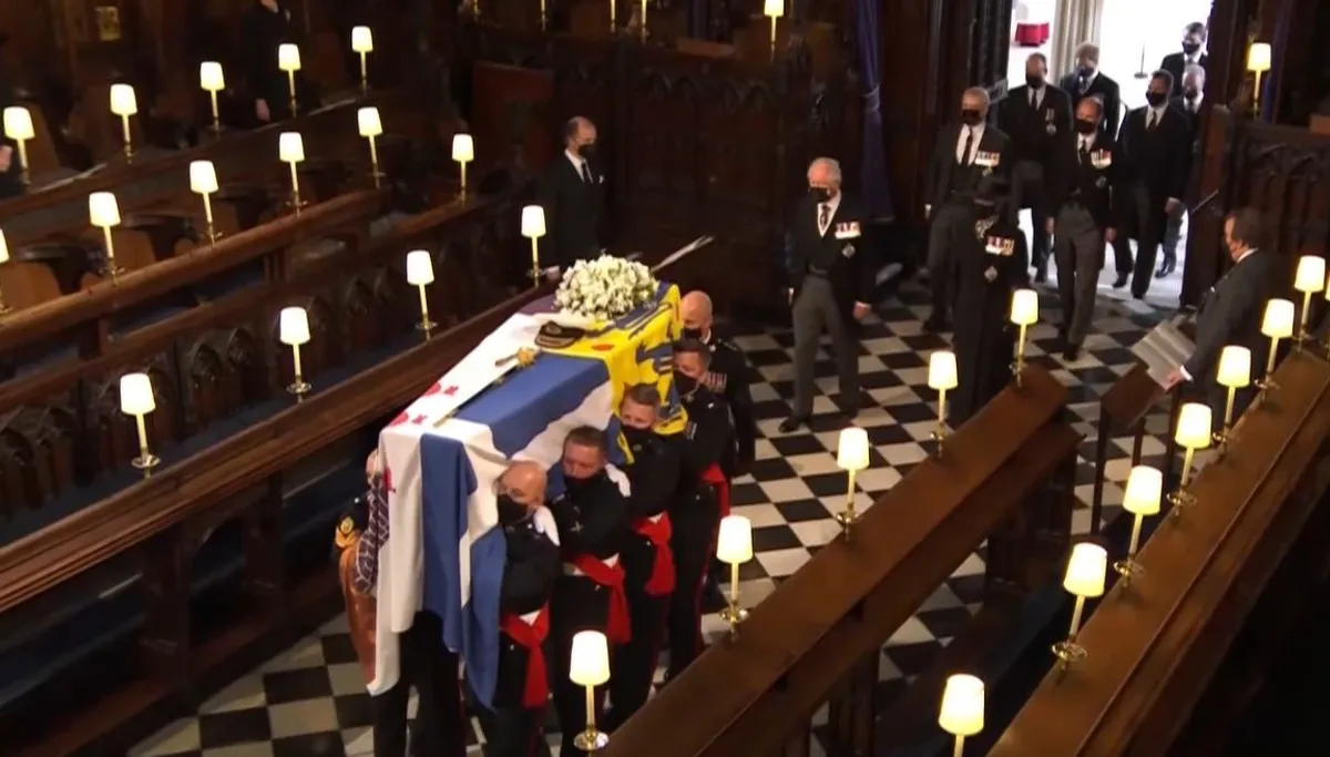 El ataúd del príncipe Philip siendo cargado hacia el altar en la capilla de San Jorge. | Foto: YouTube/ElPais