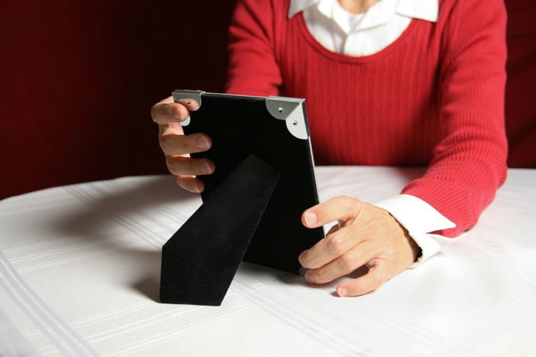 Mujer sostiene una foto. | Foto: Getty Images