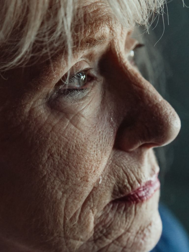 Una anciana con lágrimas corriendo por sus mejillas. | Foto: Pexels