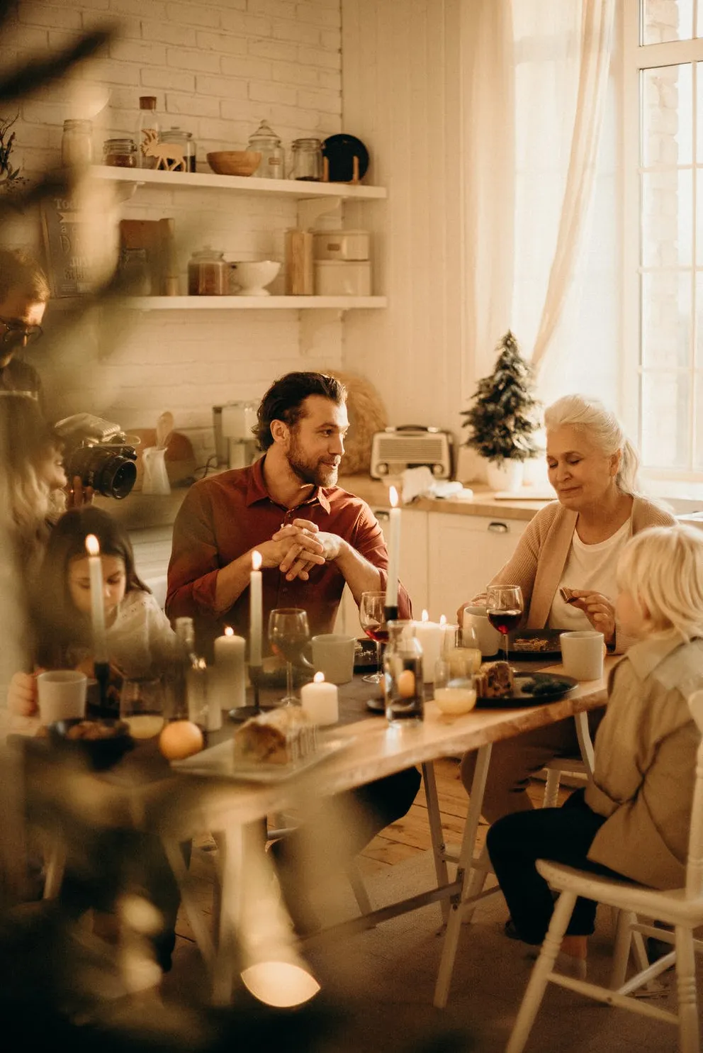 Abuela compartiendo con la familia mientras comen postre. │Foto: Pexels
