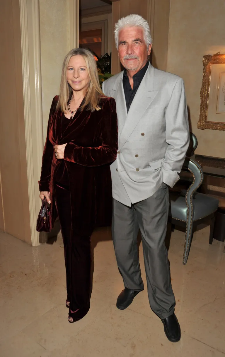 Barbra Streisand et James Brolin lors du 18e hommage annuel aux femmes d'Hollywood organisé par ELLE le 17 octobre 2011 à Beverly Hills, en Californie. | Photo : Getty Images