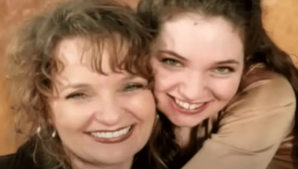 Brittany Bakenhaster y su madre. | Foto: Youtube.com/CBN - The Christian Broadcasting Network