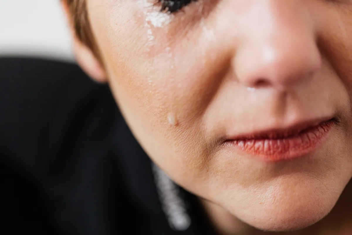 Lágrima bajando por la mejilla de una mujer. | Foto: Pexels