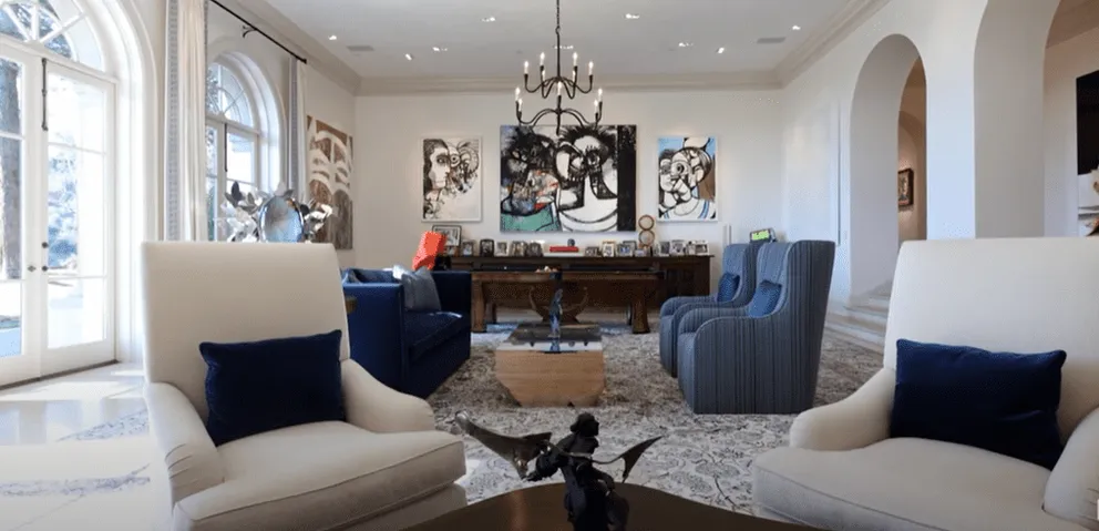 Vue intérieure de la demeure de 85 millions de dollars de Sylvester Stallone à Beverly Hills | Photo : Youtube/hilton&hyland