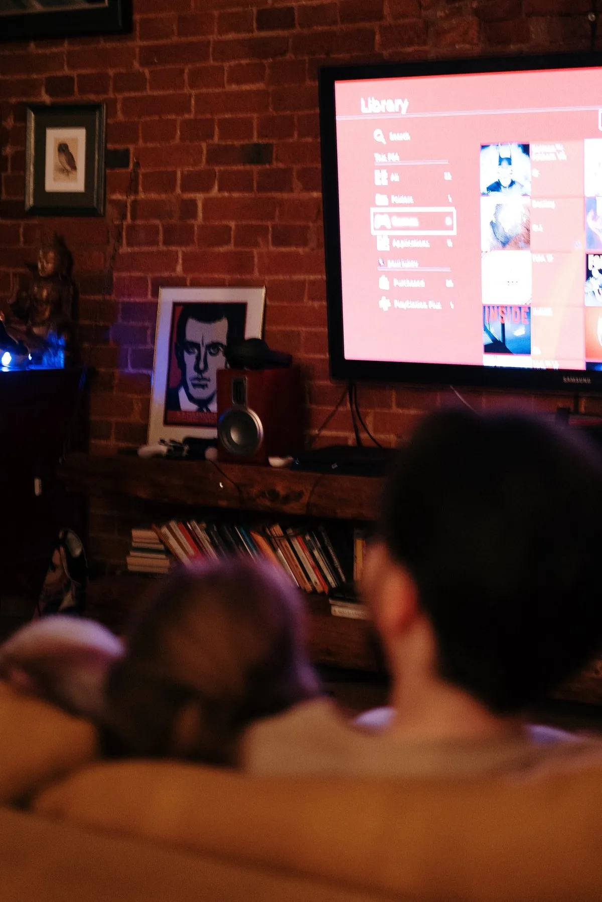 Nous l'avons ignoré et avons continué à regarder la télévision. | Photo : Pexels