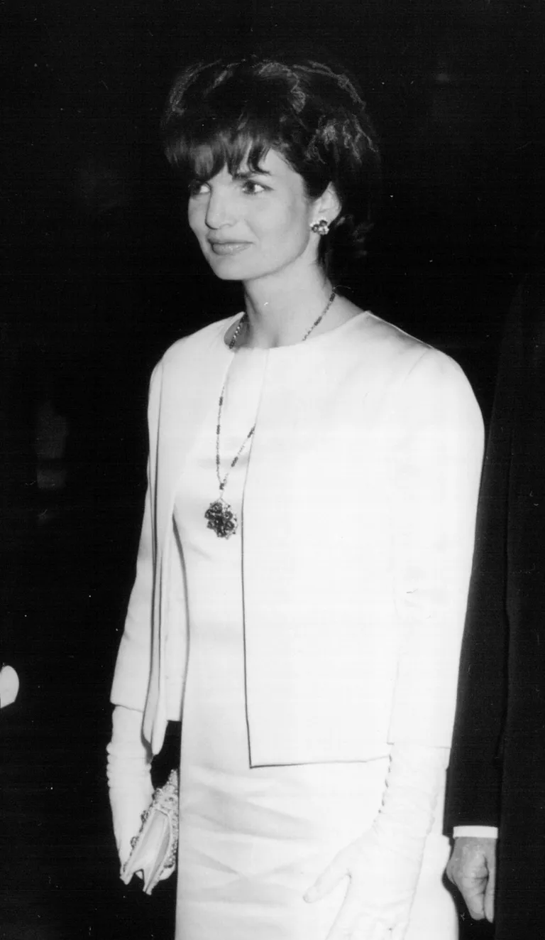 Jacqueline "Jackie" Kennedy lors d'une cérémonie à la Maison Blanche en 1962 à Washington, D.C. | Photo : Getty Images