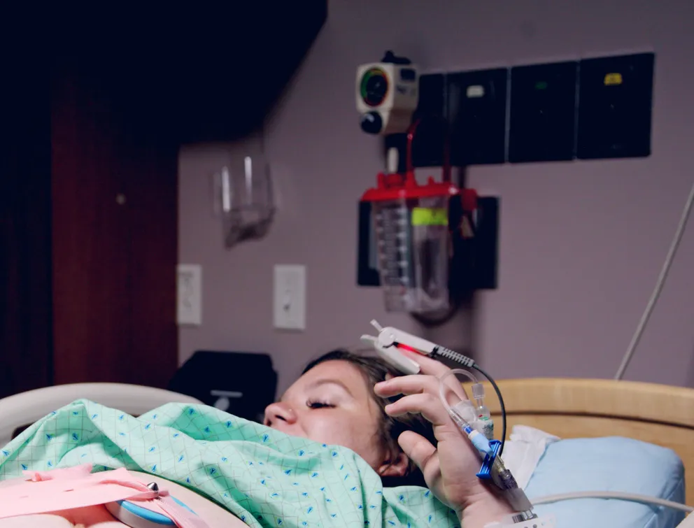 Una mujer recostada en una cama de hospital. | Foto: Unsplash