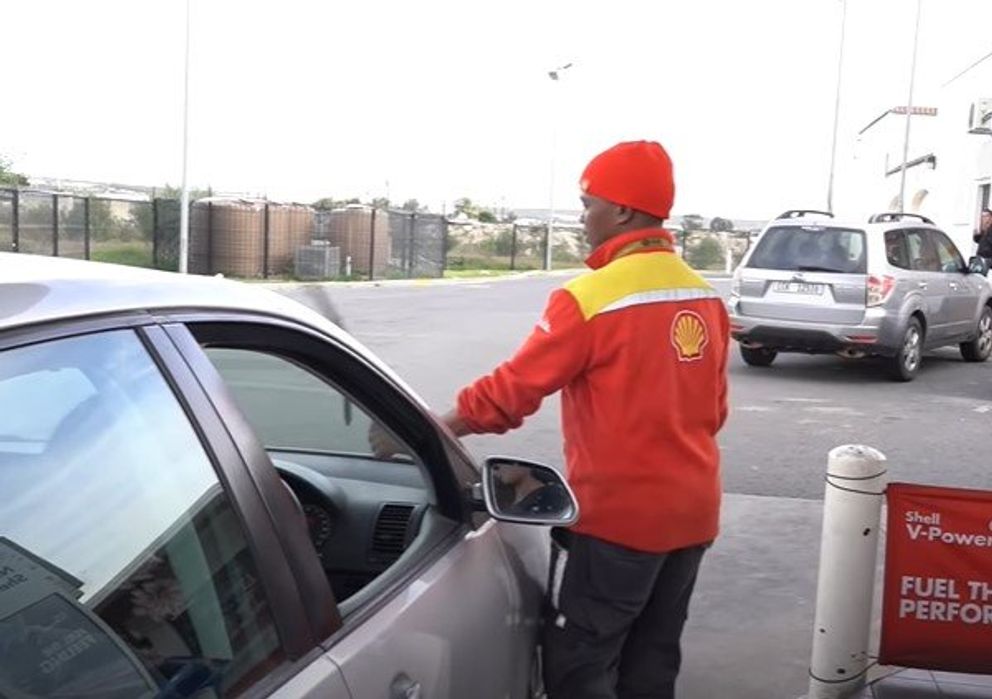 El empleado de la gasolinera, Nkosikho Mbele. | Foto: YouTube/News24