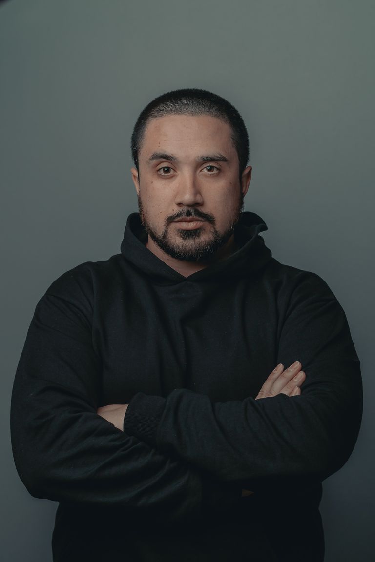 Un hombre con rostro serio y los brazos cruzados. | Foto: Unsplash