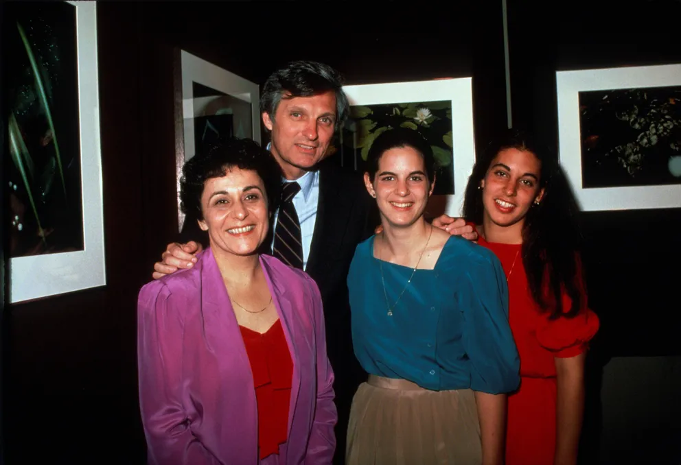 Alan Alda, sa femme Arlene et deux de leurs filles en 1981, à New York. | Photo : Getty Images