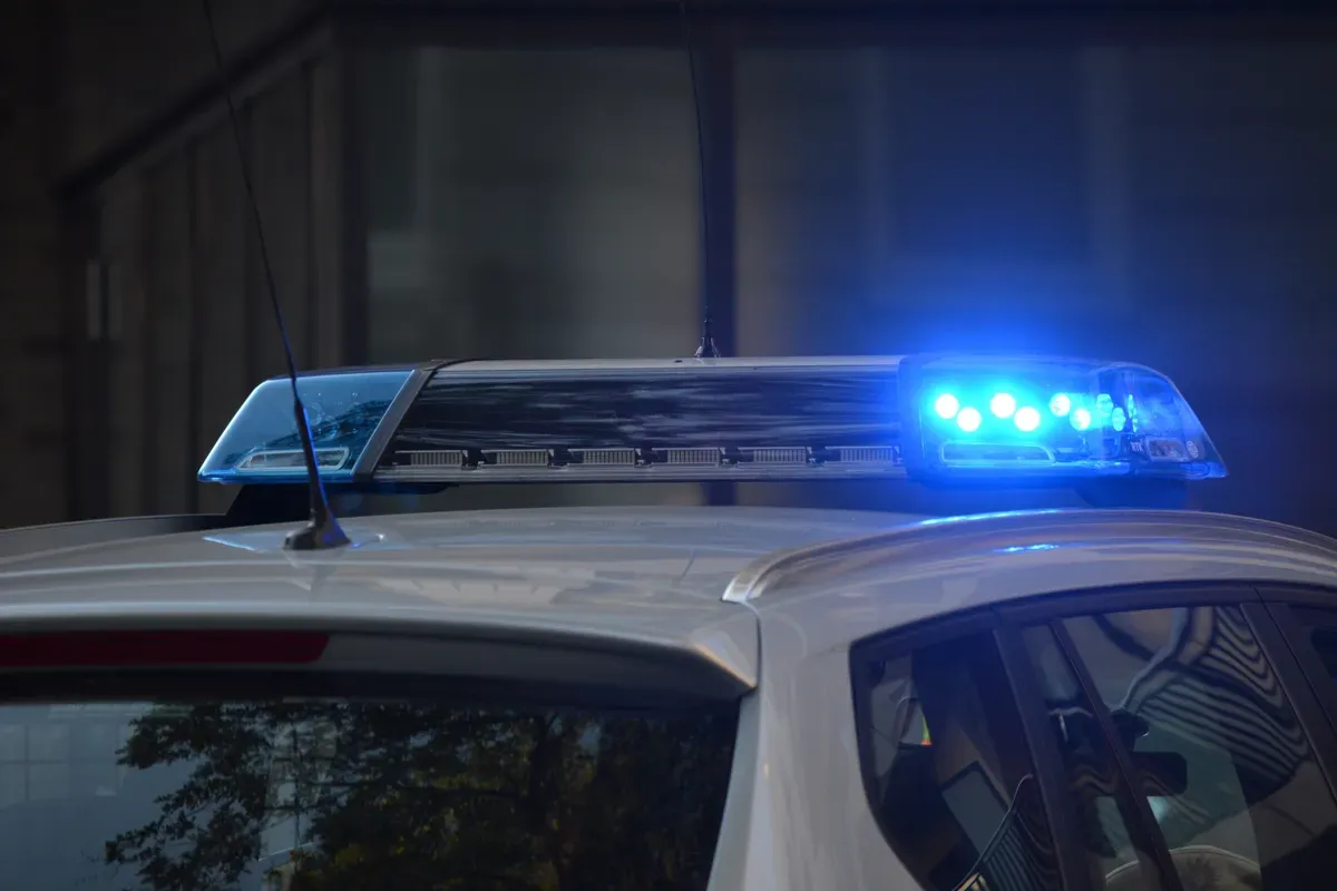 Blue police sirens on top of a vehicle. | Photo: Pixabay