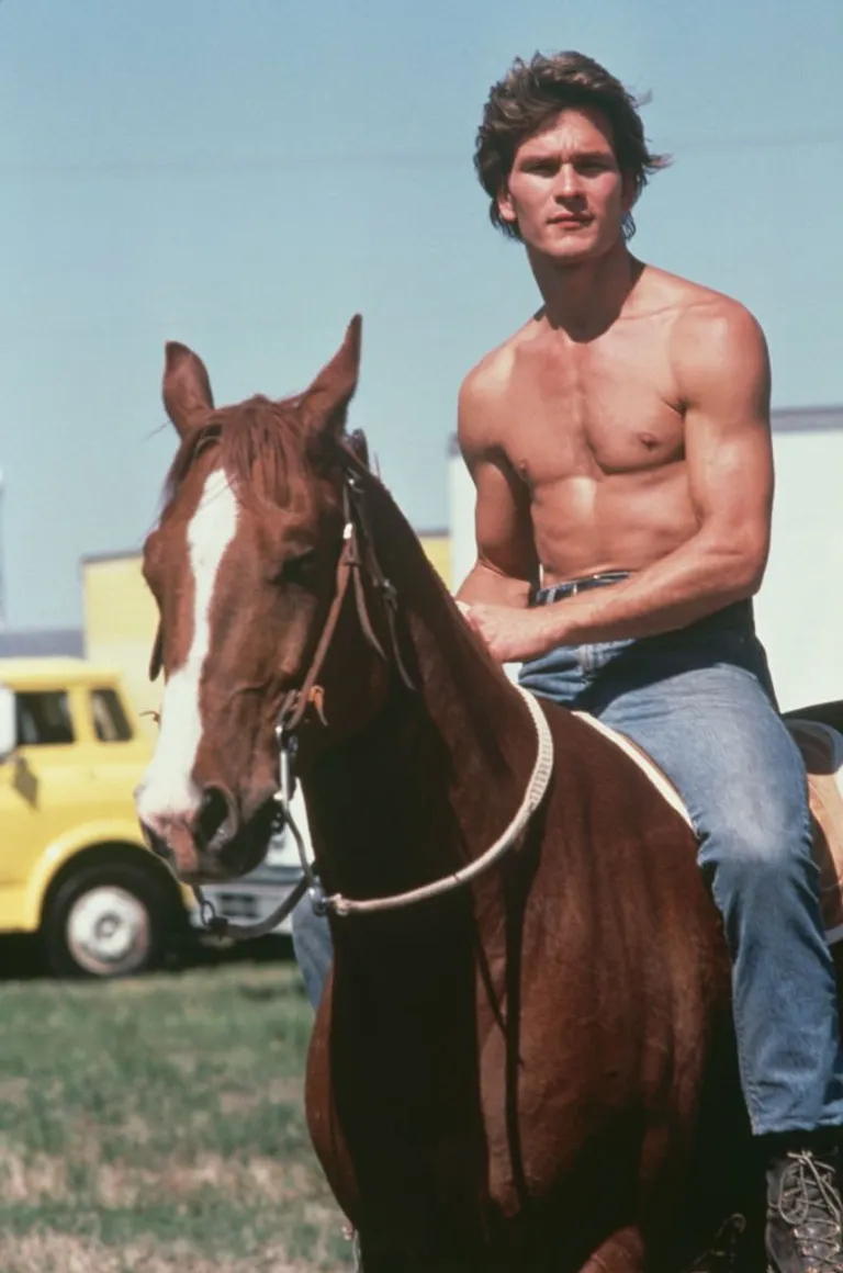 Patrick Swayze en el set de "The Outsiders", alrededor de 1982. | Foto: Getty Images
