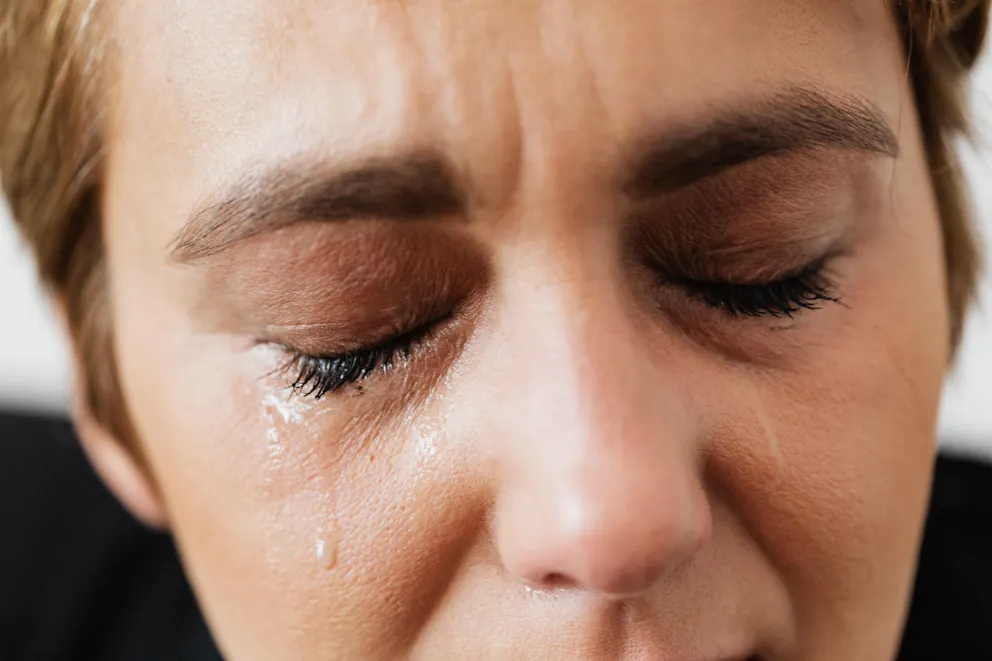 Mujer llorando con los ojos cerrados. | Foto: Pexels