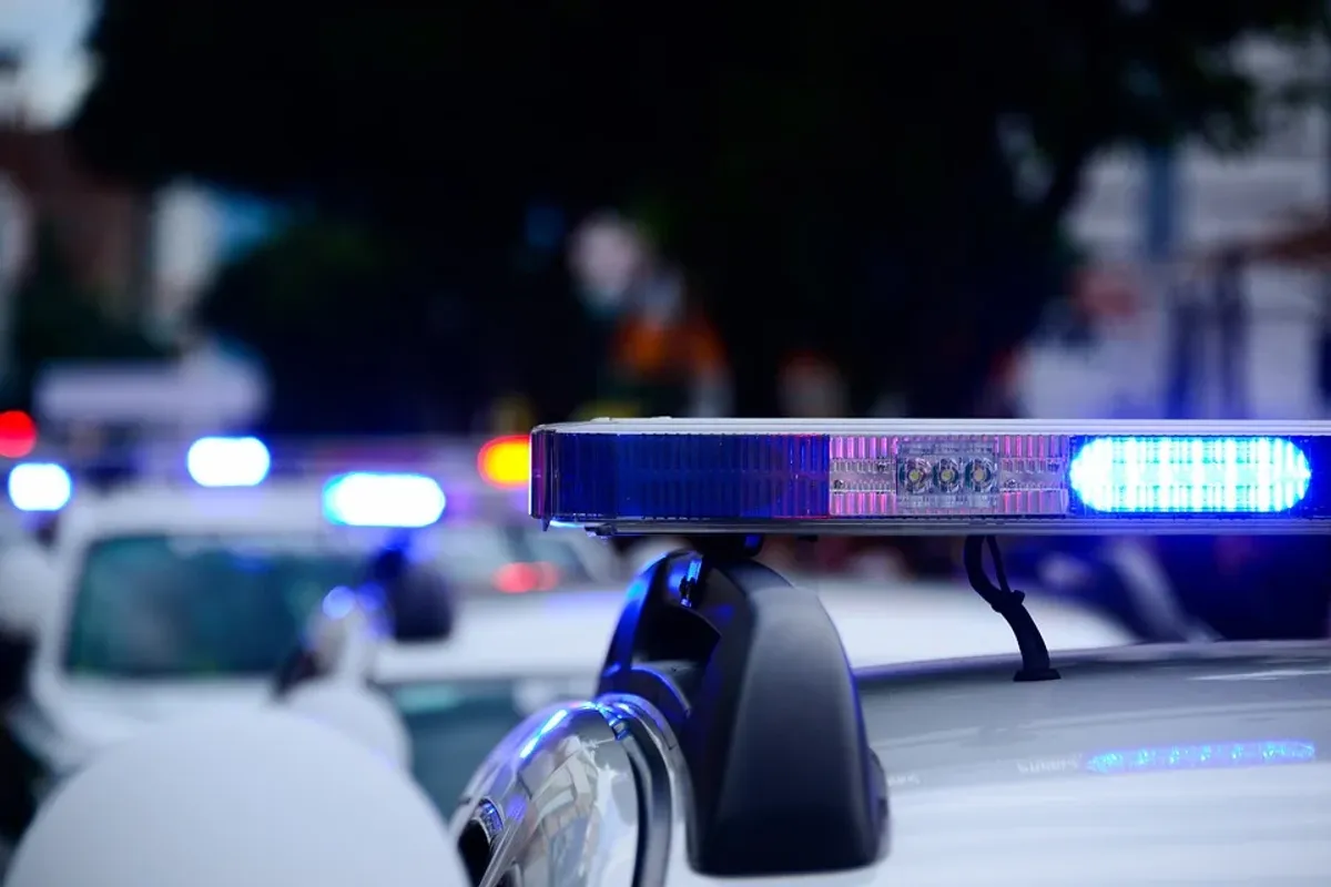 Blue police sirens on top of a vehicle. | Source: Pixabay/ diegoparra