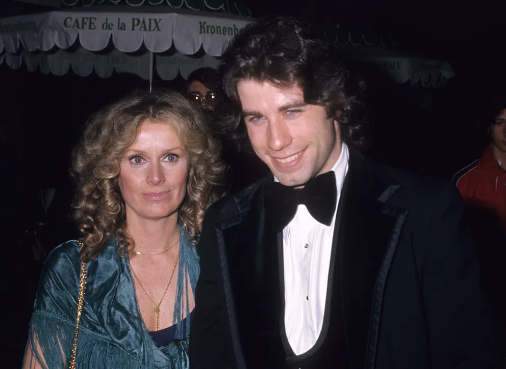 John Travolta et Diana Hyland aperçus à LA le 8 décembre 1976 | Source : Getty Images