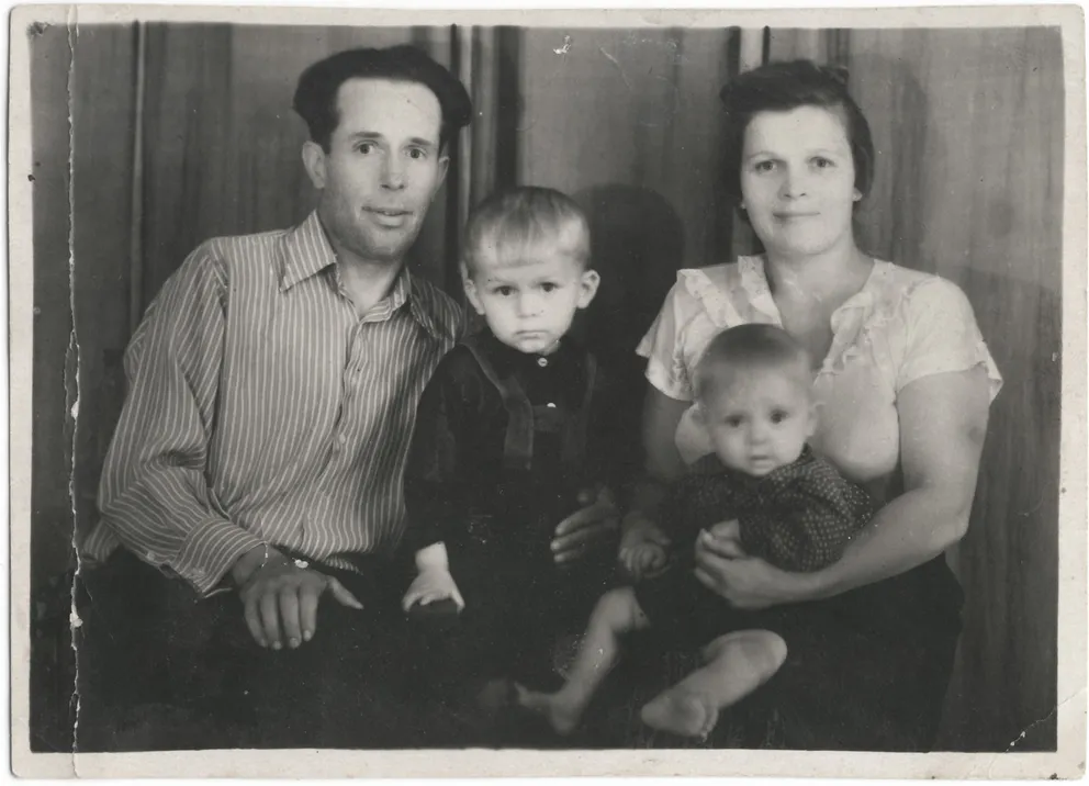 Jacob a trouvé une vieille photo de famille avec une note importante de son père au dos. | Source : Shutterstock