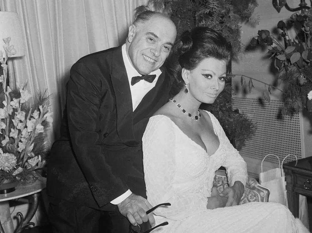 Sophia Loren et Carlo Ponti photographiés à leur hôtel de New York après avoir reçu la bonne nouvelle que sa première femme a obtenu un divorce français, leur permettant de se marier. | Photo : Getty Images