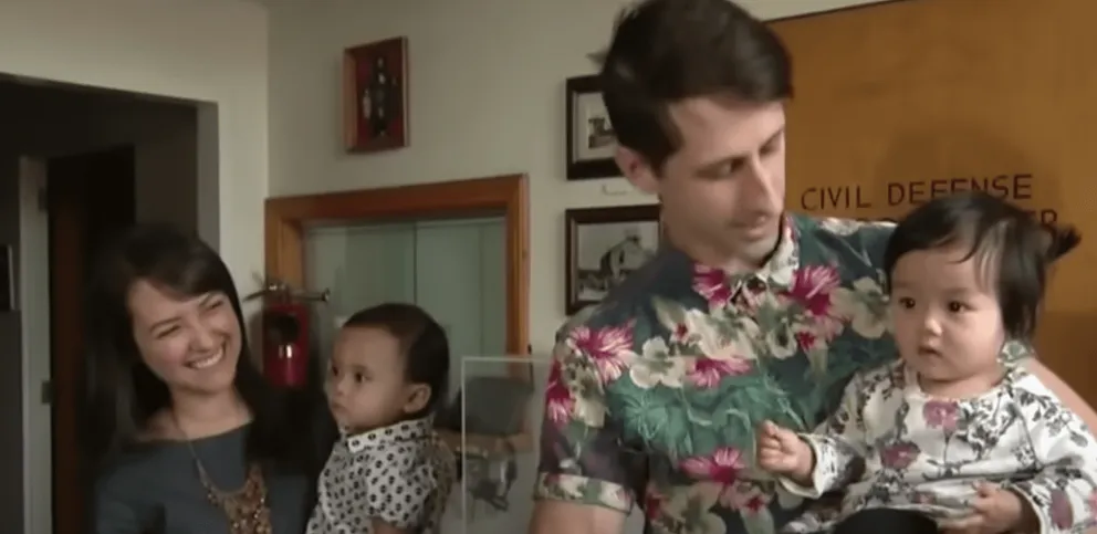 Los padres adoptivos de Naomi. | Foto: Youtube.com/CBS Los Angeles