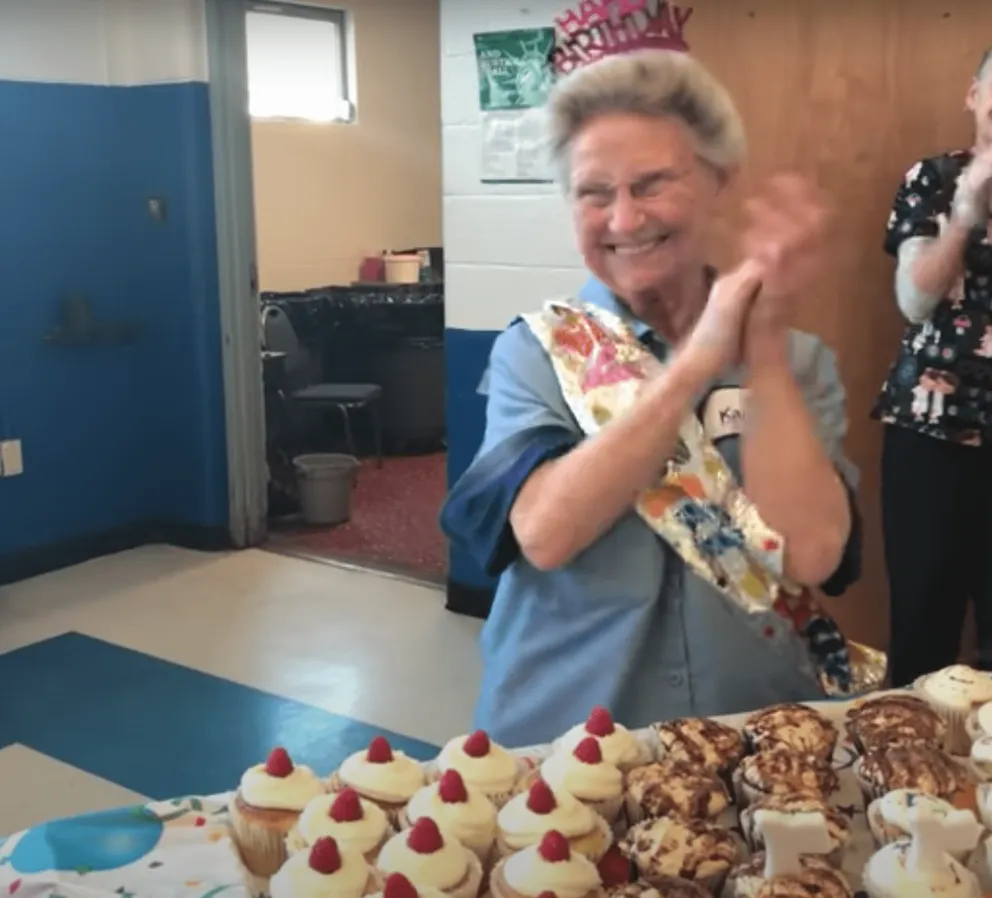 Frances Buzzard applaudit et s'extasie lors de sa fête d'anniversaire surprise | Photo : Youtube/Charleston Gazette-Mail