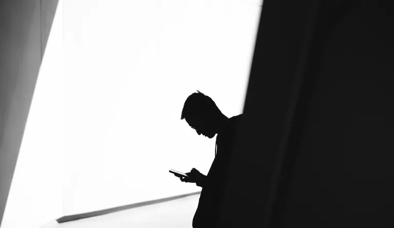 Hombre revisa su teléfono después de que aparece una notificación en la pantalla. | Foto: Unsplash