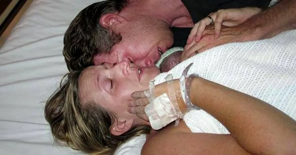 Kate et David Ogg câlinent leur petit garçon jumeau, Jamie, après qu'il ait été déclaré mort. | Photo : facebook.com/abc7chicago